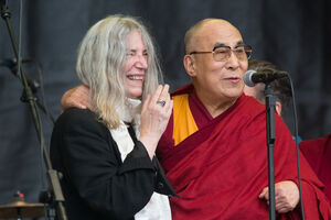 Dalaj lama se pridružio Peti Smit na njenom koncertu