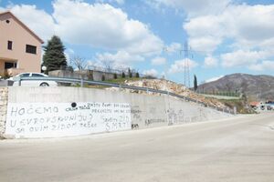 Parača tvrdi da se radi projekat: Srušiće zid na raskrsnici