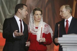Zaradili duplo: Putin sebi i Medvedevu dekretom povećao plate