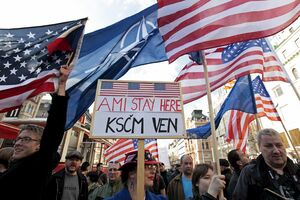 Prag: Okupili se protivnici i pristalice prolaska američkog vojnog...