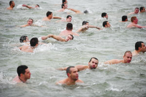 Bugari već dva dana traže krst u ledenoj rijeci