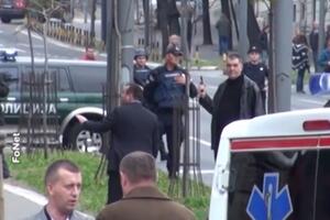 Beograd: Sa pištoljem uperenim u vazduh stajao ispred zgrade Vlade