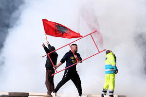 Opozicija u Albaniji spaljuje mandate