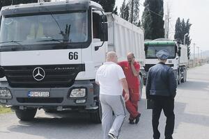 Mještani Ljajkovića blokirali kamione: Tvrde da kamenje leti na...