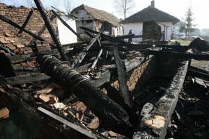 Srbija: Majka djece stradale u požaru uhapšena odmah nakon sahrane