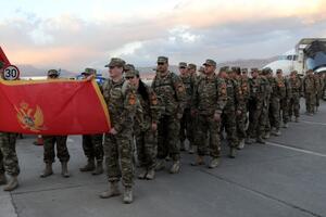 Vojska Crne Gore poklonila inventar i pribor školi u Avganistanu