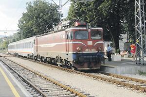 Vagon voza Beograd - Bar iskliznuo iz šina, bez povrijeđenih