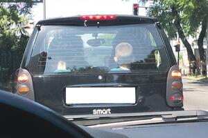 Nevjerovatno: Žena prevozila dvoje djece u gepeku Smarta