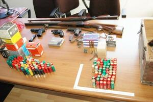 Sutomore: Policija oduzela puške, pištolje i veću količinu municije