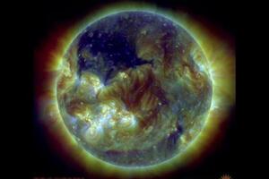 NASA snimila ogromnu rupu na Suncu