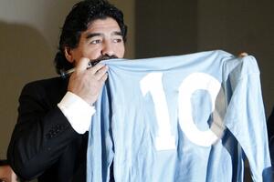 Maradona: Sanjam da treniram Mesija u Barseloni