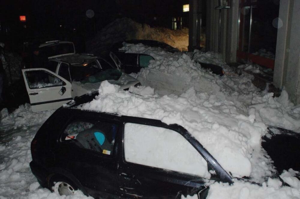 Nikšić, havarija, snijeg, auta, Foto: Darko Bulatović