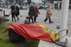 Crnogorska zastava pala sa stuba kod Elektrodistribucije