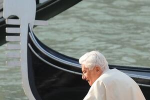 Papa Benedikt traži solidarnost zbog visokih cijena hrane