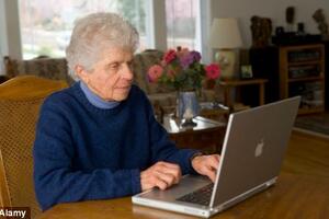 Stariji od 65. godina mjesečno provedu 33 sata na Internetu