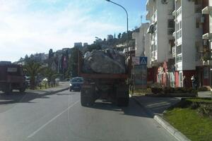 Budva: Ko želi da vozi iza kamiona koji prevozi kamen bez zaštite?