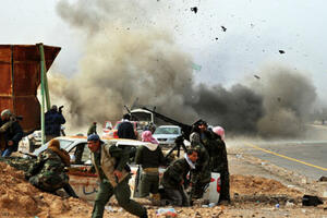 Libijski pobunjenici se povukli iz Ras Lanufa