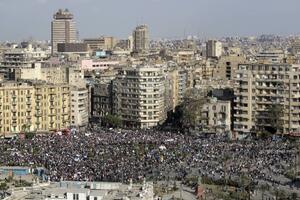 Mubarak postavio novu vladu, 50.000 ljudi na ulicama