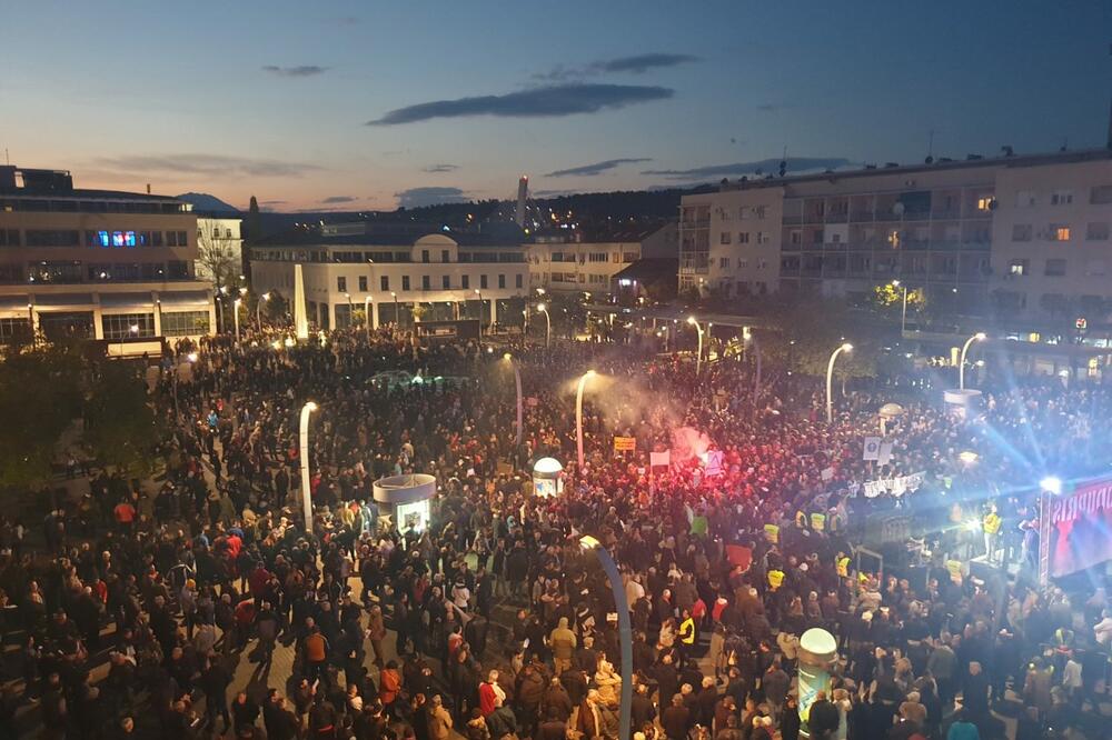 Građani na Trgu nezavisnosti pred početak protesta, Foto: Srdan Kosović