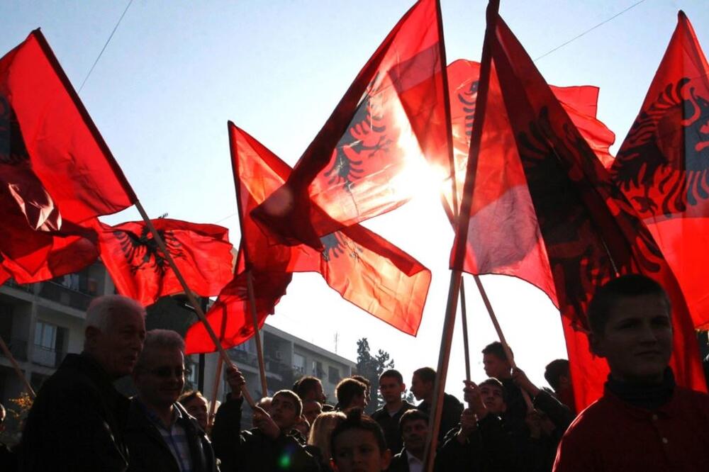 Albanske zastave, Foto: RSE