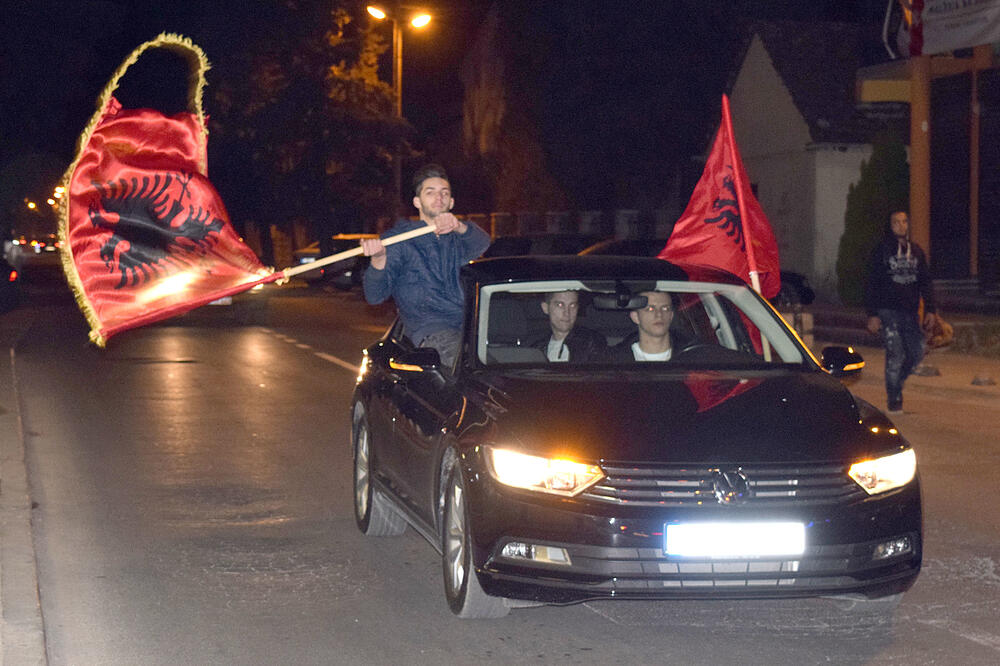 Slavlje nakon izbora u Tuzima, Foto: Zoran Đurić