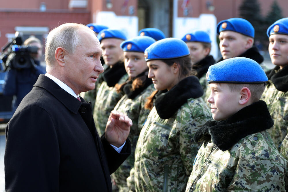 Putin sa članovima organizacije "Yunarmia", Foto: AP