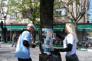 Volonteri „Alfa centra“ uklonili reklamni materijal sa stabala
