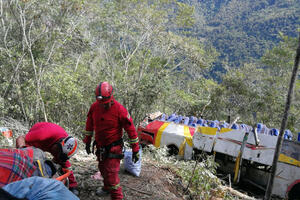 Bolivija: Čeoni sudar, autobus sletio u provaliju duboku 200...