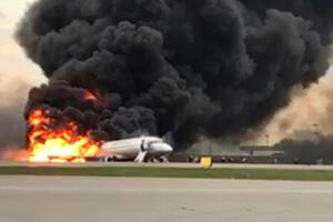 Novi snimak tragedije: Avion udara u pistu i potom gori
