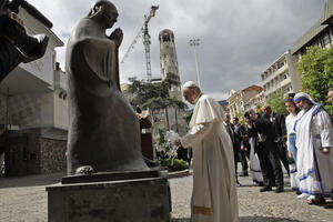 FOTO Papa Franjo se poklonio pred spomen bistom Majke Tereze u...