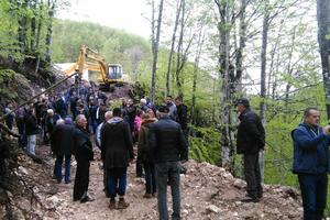 Građani stali ispred mašina da spriječe radove na Bukovici: "Hoće...