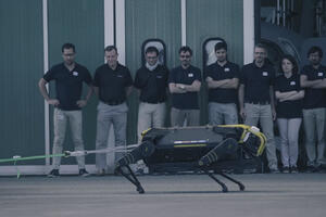 VIDEO Pas robot vukao tri tone težak putnički avion