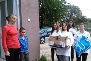 Volonteri "Alfa centra" uručili donaciju samohranoj majci Svetlani...