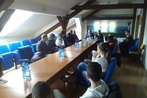 Vojska Crne Gore predstavila svoje ponude mladim Kolašincima:...