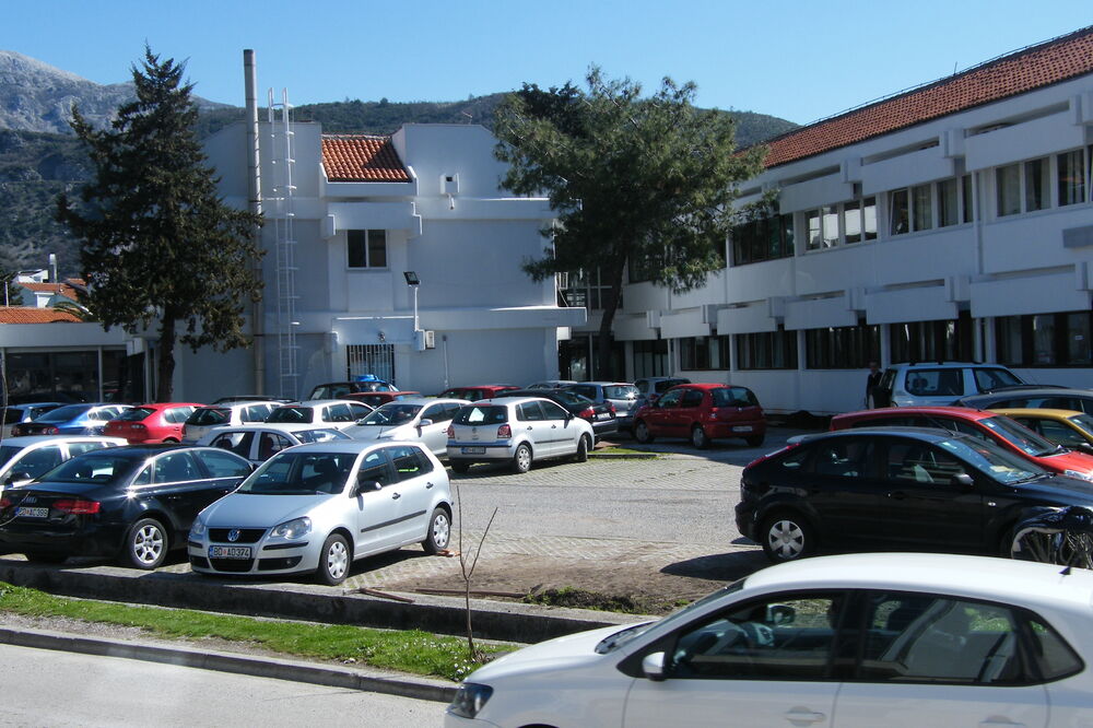 Parking tijesan za sve zaposlene u Opštini, Foto: Vuk Lajović