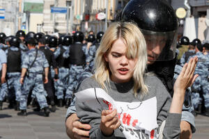 Moskva: Uhapšeno više od 1.000 ljudi, policija upala u televiziju...