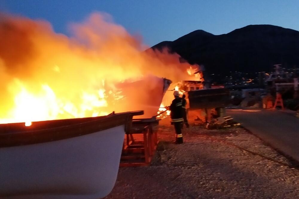 Požar u marini u Baru, Foto: Radomir Petrić