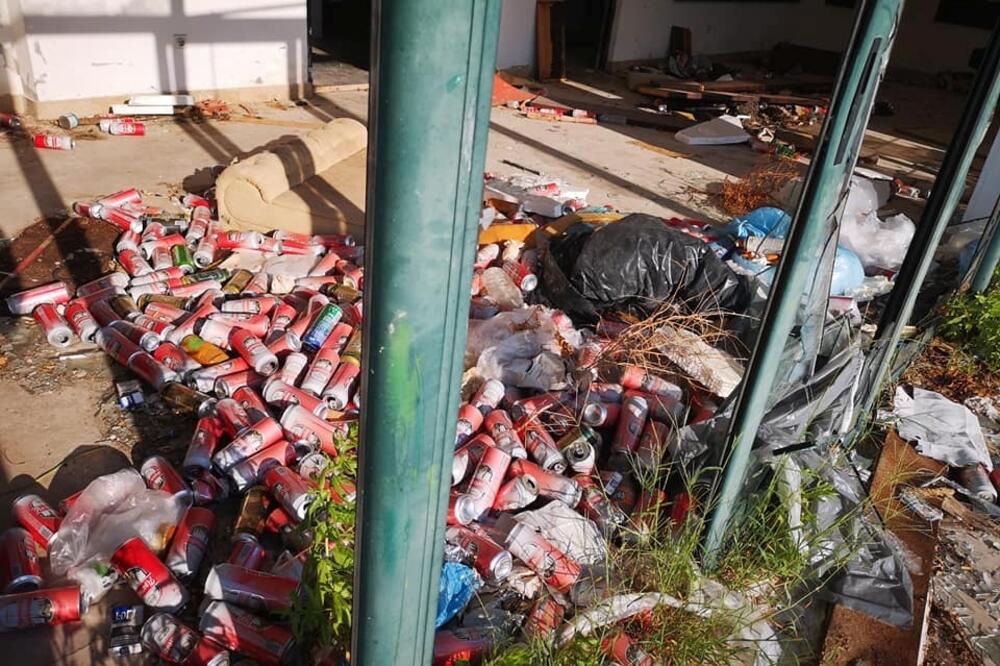 Gomile smeća, polomljen inventar, neprijatan miris, Foto: Vuk Lajović