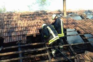 Nikšić: Dio prostorija i krov na kući Vujovića izgorjeli u požaru