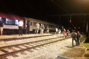 Vagoni putničkog voza koji saobraća iz Bara za Beograd iskočili iz...