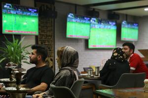 Iranke uživaju u fudbalu u kafićima i molovima