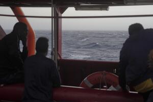 Brod sa 182 migranta nema gdje da pristane