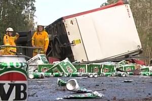 VIDEO Pivo zaustavilo saobraćaj: Kamion se prevrnuo, hiljade...