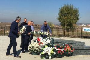 Savićević i Đurđevac položili cvijeće na grob Fadilja Vokrija:...