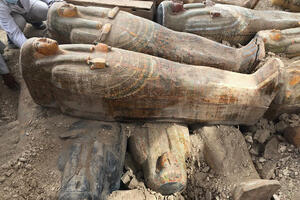 Arheolozi u Egiptu iskopali više od 20 oslikanih sarkofaga