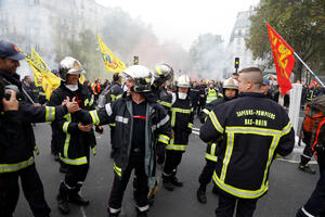 Francuska policija nemilosrdna prema vatrogascima: Suzavac i...