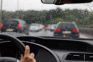 Za volanom: Kako da bezbjedno vozimo po kiši