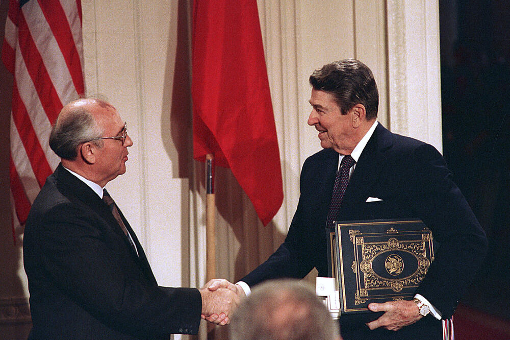 Gorbačov i Regan nakon potpisivanja Sporazuma o nuklearnim snagama srednjeg dometa, Foto: AP