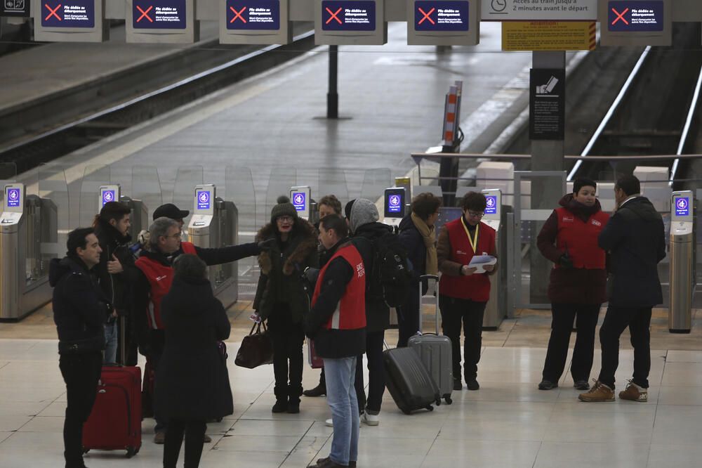 Željeznička stanica u Parizu: Radnici stanice u crvenim jaknama razgovaraju sa putnicima, Foto: BETA/AP