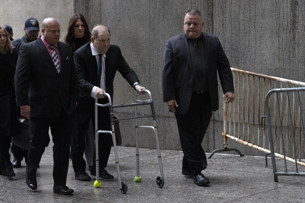Vajnstin je koristio šetalicu da uđe u sudnicu., Foto: BETA/AP